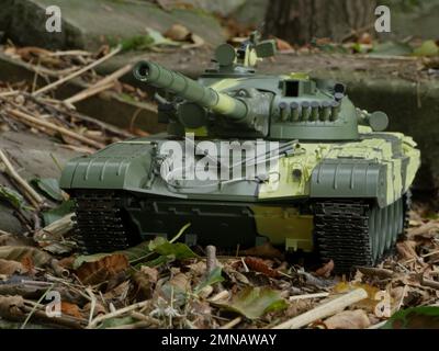 Tank T-72, gepunktete grüne Tarnung, Vorderansicht Stockfoto