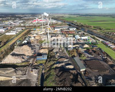 Luftaufnahme einer Deponie und Recycling von Müll, Kunststoff und anderen Materialien, die zur Deponierung und zum Recycling gelagert werden. Draufsicht. Stockfoto