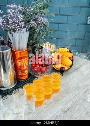 Gläser Cocktails an der Bar. Gläser Sekt mit rotem Alkohol. Preraring aperol Spritz Cocktail in der Sommerbar im Freien Stockfoto