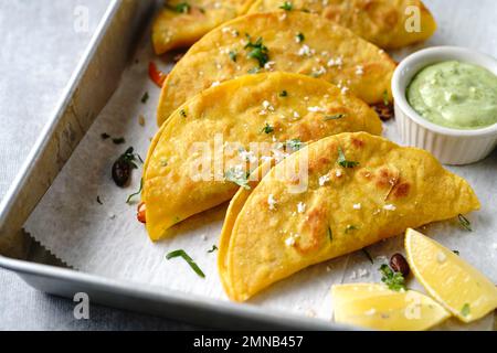 Knusprig gebratener Reis und Bohnen Tacos | Vorspeise für den Spieltag serviert mit Avacado-Sahne-Sauce Stockfoto