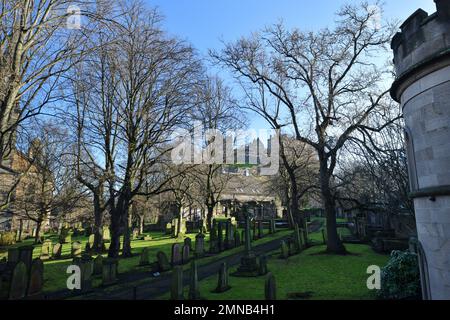 Edinburgh Scotland, Vereinigtes Königreich, 30. Januar 2023. Allgemeiner Blick auf die Pfarrkirche St. Cuthbert unter Edinburgh Castle. Live-Nachrichten von sst/alamy Stockfoto