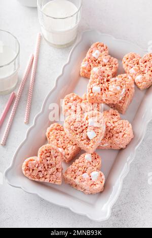 Herzförmige rosafarbene Reisspezialitäten zum Valentinstag auf einem Teller zum Essen Stockfoto