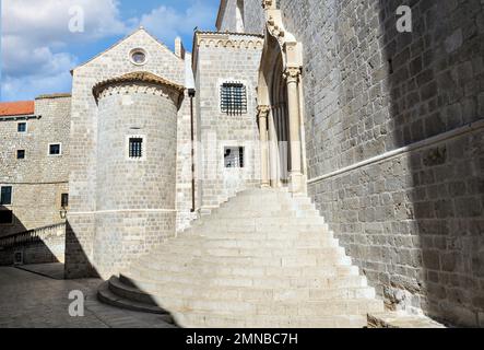 Treppen der kirche st. dominic, dominikanisches Kloster in der Altstadt von dubrovnic, kroatien. Stockfoto