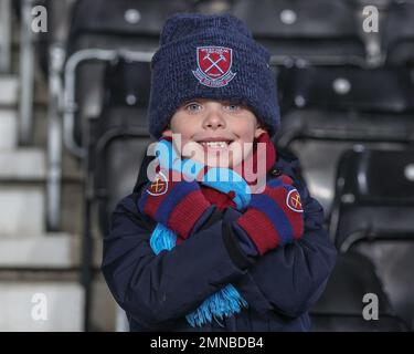 Derby, Großbritannien. 30. Januar 2023. Ein junger Fan von West Ham United vor der vierten Runde des Emirates FA Cup, Derby County vs West Ham United, im Pride Park Stadium, Derby, Großbritannien, 30. Januar 2023 (Foto von Mark Cosgrove/News Images) in Derby, Großbritannien, am 1./30. Januar 2023. (Foto: Mark Cosgrove/News Images/Sipa USA) Guthaben: SIPA USA/Alamy Live News Stockfoto