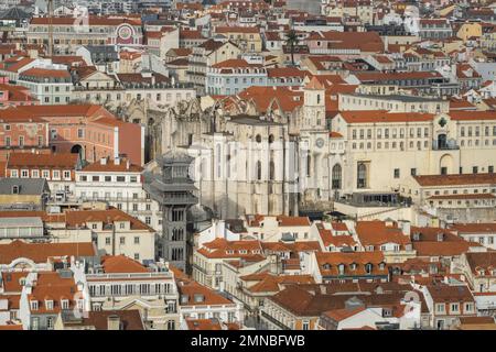 Lissabons Stadtbild mit Ruine durch die erdbebende Carmo-Klosterkirche in Lissabon Stockfoto