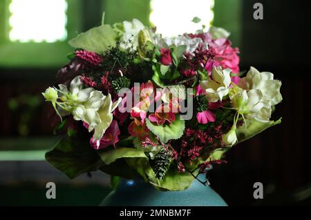 Eine kleine feine Blumensammlung in der Allerheiligen-Kirche auf der Insel Bryher auf den Inseln von Scilly Cornwall. Stockfoto