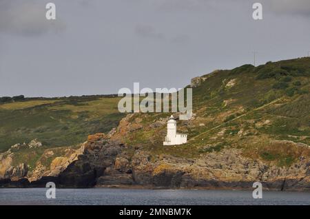 Tater Du der zuletzt von Trinity House im Jahr 1965 erbaute Leuchtturm in Cornwall, der eine Landzunge an der südlichen Küste Cornwalls westlich von Penzan markiert Stockfoto