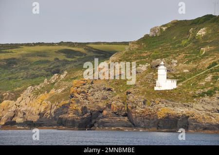 Tater Du der zuletzt von Trinity House im Jahr 1965 erbaute Leuchtturm in Cornwall, der eine Landzunge an der südlichen Küste Cornwalls westlich von Penzan markiert Stockfoto