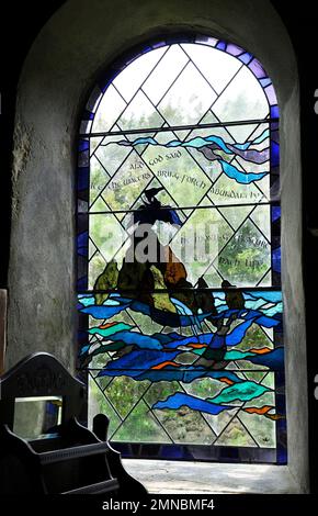 Ein Buntglasfenster in der Allerheiligen-Kirche auf der Insel Bryher auf den Inseln von Scilly Cornwall. Stockfoto