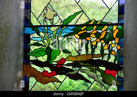 Details aus einem Buntglasfenster in der Allerheiligen-Kirche auf der Insel Bryher auf den Inseln von Scilly Cornwall. Stockfoto