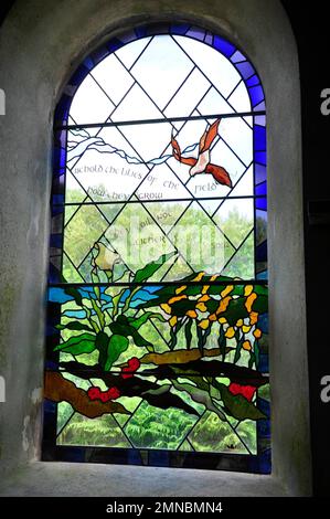 Ein Buntglasfenster in der Allerheiligen-Kirche auf der Insel Bryher auf den Inseln von Scilly Cornwall. Stockfoto