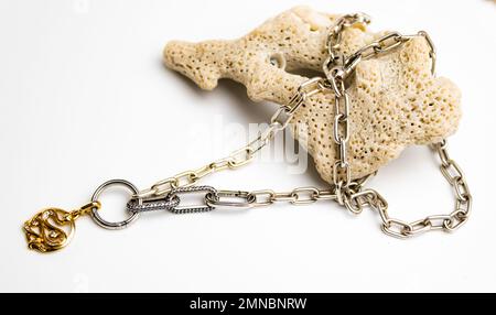 Goldschmuck mit Silber und Stein, Schmuckkonzept, Schmuck auf weißem Hintergrund Stockfoto