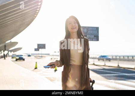 Business Lady im Flughafen Stockfoto