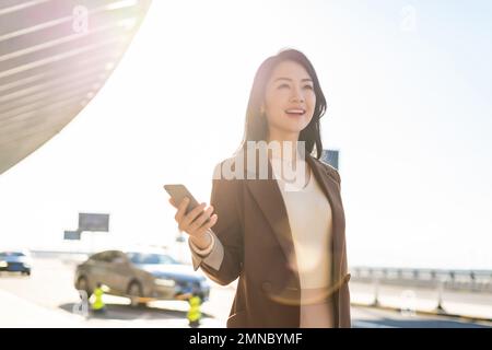 Business Lady im Flughafen Stockfoto