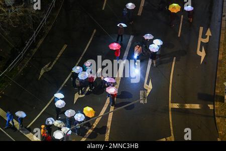 Leipzig, Deutschland. 30. Januar 2023. Die Teilnehmer der Aktion "Leipzig leuchtet für Demokratie und Menschenrechte" (Leipzig glänzt für Demokratie und Menschenrechte) haben sich mit den leuchtenden Regenschirmen auf dem Leipziger-Ring zusammengetan. Gewerkschaften, Kirchen, Verbände und Parteien nehmen an der Initiative Teil. 90 Jahre nach der Machtübernahme durch die Nationalsozialisten wollen sie gemeinsam ein Beispiel für Demokratie und Menschenrechte setzen. Kredit: Hendrik Schmidt/dpa/Alamy Live News Stockfoto