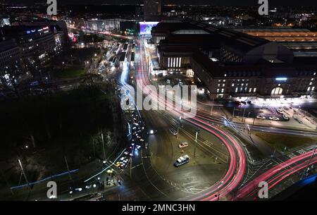 Leipzig, Deutschland. 30. Januar 2023. Die Teilnehmer der Leipziger Kampagne "Leipzig leuchtet für Demokratie und Menschenrechte" (Leipzig glänzt für Demokratie und Menschenrechte) standen auf der Leipziger Ringstraße mit hellen Regenschirmen (l). Gewerkschaften, Kirchen, Verbände und Parteien nehmen an der Initiative Teil. 90 Jahre nach der Machtübernahme der Nazis wollen sie gemeinsam ein Zeichen für Demokratie und Menschenrechte setzen. Kredit: Hendrik Schmidt/dpa/Alamy Live News Stockfoto