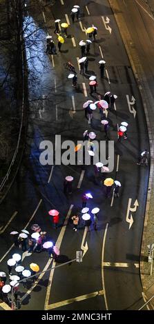 Leipzig, Deutschland. 30. Januar 2023. Die Teilnehmer der Aktion "Leipzig leuchtet für Demokratie und Menschenrechte" (Leipzig glänzt für Demokratie und Menschenrechte) haben sich mit den leuchtenden Regenschirmen auf dem Leipziger-Ring zusammengetan. Gewerkschaften, Kirchen, Verbände und Parteien nehmen an der Initiative Teil. 90 Jahre nach der Machtübernahme durch die Nationalsozialisten wollen sie gemeinsam ein Beispiel für Demokratie und Menschenrechte setzen. Kredit: Hendrik Schmidt/dpa/Alamy Live News Stockfoto