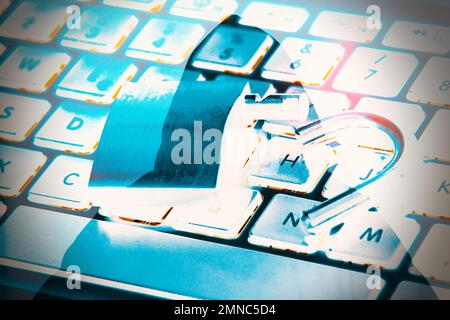 Cyber-Sicherheitskonzept, auf Laptop-Computer-Tastatur gesperrt Stockfoto