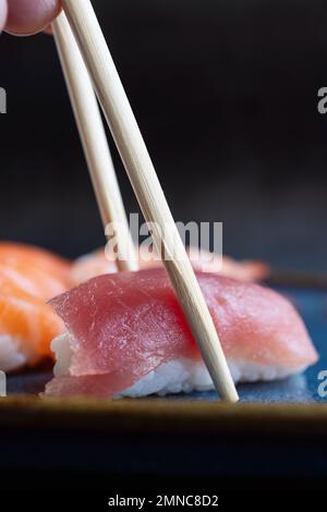 ISS Sushi. Köstliche japanische Küche, Nigiri Sushi mit Thunfisch serviert mit Wasabi und Ingwer, Nahaufnahme. Restaurantkonzept Stockfoto