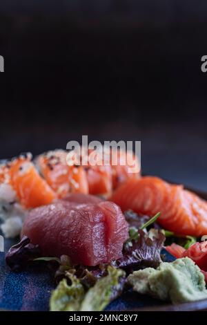 ISS Sushi. Köstliche japanische Küche, Nigiri Sushi mit Thunfisch serviert mit Wasabi und Ingwer, Nahaufnahme. Restaurantkonzept Stockfoto