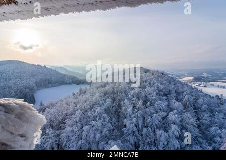 Kaumberg: Blick vom Turm des Schlosses Araburg, Blick auf die Gutenstein-Alpen, Schnee im Mostviertel, Niederösterreich, Niederösterreich, Österreich Stockfoto