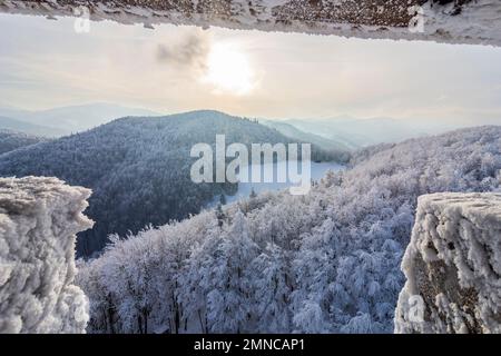 Kaumberg: Blick vom Turm des Schlosses Araburg, Blick auf die Gutenstein-Alpen, Schnee im Mostviertel, Niederösterreich, Niederösterreich, Österreich Stockfoto