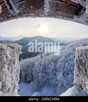 Kaumberg: Blick vom Turm des Schlosses Araburg, Blick auf die Gutenstein-Alpen, Schnee im Mostviertel, Niederösterreich, Niederösterreich, Österreich Stockfoto