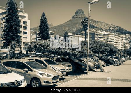 Berge, Hotels und Parkplätze am Sea Point, Strandpromenade in Kapstadt Südafrika. Stockfoto