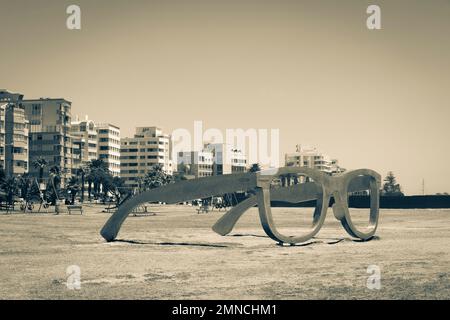 Riesige Gläser oder Sonnenbrillen auf der Sea Point Strandpromenade in Südafrikas Kapstadt. Stockfoto