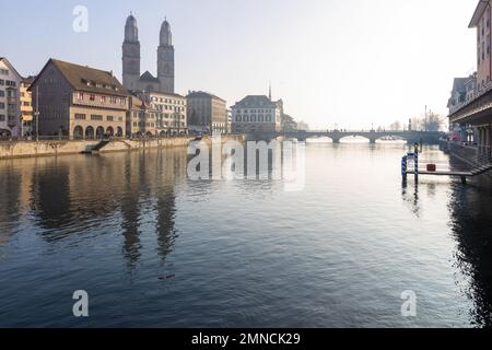 Blick über den Limmat auf die Züricher Altstadt im milchigen Herbstlicht Stockfoto