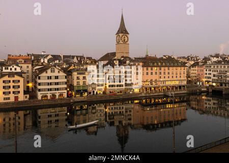 Blick über den Limmat auf die Züricher Altstadt im farbenfrohen warmen Morgenlicht Stockfoto