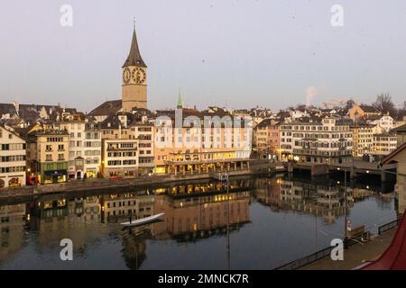 Blick über den Limmat auf die Züricher Altstadt im farbenfrohen warmen Morgenlicht Stockfoto