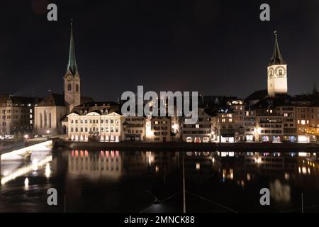 Blick über den Limmat in die Züricher Altstadt bei Nacht Stockfoto