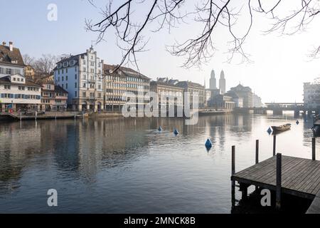 Blick über den Limmat auf die Züricher Altstadt im milchigen Herbstlicht Stockfoto