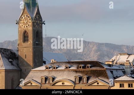 Blick auf die Zürcher Altstadt im Winter mit Schnee - Fraumünster und Üetliberg Stockfoto