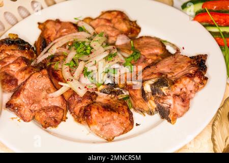 Kebab, Spieße, Grill, gegrilltes Fleisch und Gemüse Stockfoto