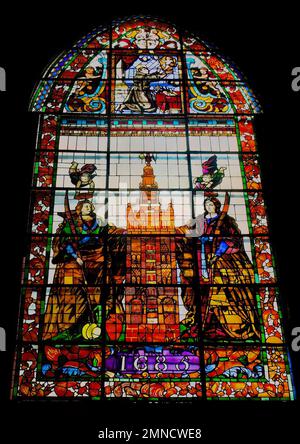 Buntglasfenster in der Kapelle der Taufkirche mit der Giralda Saint Rufina und der Kathedrale St. Justa Sevilla Andalusien Spanien Stockfoto