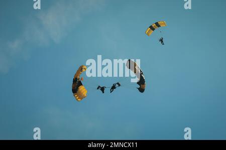 Soldaten der USA Das Army Parachute Team führt während der Red River Thunder Open House und Airshow auf dem Luftwaffenstützpunkt Altus, Oklaisch, eine Fallschirmvorführung durch. 1. Oktober 2022. Die Flugschau gab mehr als 20.000 Teilnehmern die Gelegenheit, 14 Künstler zu sehen, statische Flugzeuge zu erkunden und an verschiedenen interaktiven Ausstellungen teilzunehmen. Stockfoto