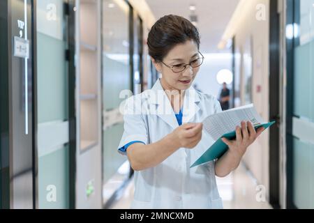 Arztinnen in der Klinik Stockfoto