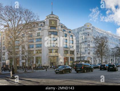 Die Fassaden der Louis Vuitton und Dior Flagship-Geschäfte sind auf den Champs-Elysées in Paris zu sehen. Stockfoto
