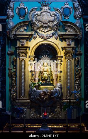 retablo barroco del presbiterio, Camarín de la Mare de Déu de Bonany, una talla de madera que la tradición atribuye a la época medieval, sentada en un Stockfoto