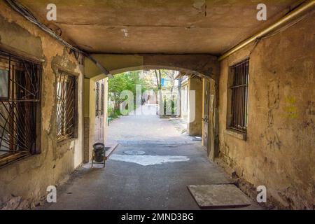 Odessa, Ukraine - 27. APR, 2019: Typischer Innenhof von Odessa: Gemeinschaftswohnungen, Schlamm, Verlassen Stockfoto