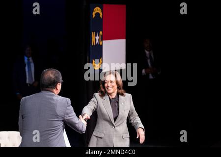 US-Vizepräsident Kamala Harris spricht am Montag, den 30. Januar 2023, im Duke Energy Center for Performing Arts in Raleigh, North Carolina. Harris führt ein Gespräch mit Kleinunternehmen, um das Engagement der Verwaltung für Kleinunternehmen hervorzuheben. Kredit: Cornell Watson / Pool über CNP Stockfoto