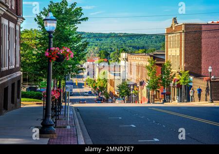 Geschäftsviertel Marquette Michigan an der Hauptstraße am Hügel Stockfoto