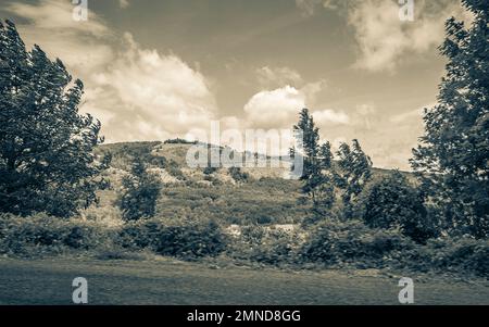 Natürliche Landschaft Berge Hügel und landwirtschaftliche Flächen während der Fahrt in Kroatien. Stockfoto