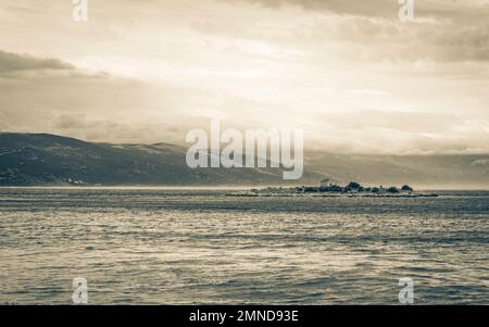 Novi Vinodolski und San Marino Insel mit Kirche im schönen kroatien. Stockfoto