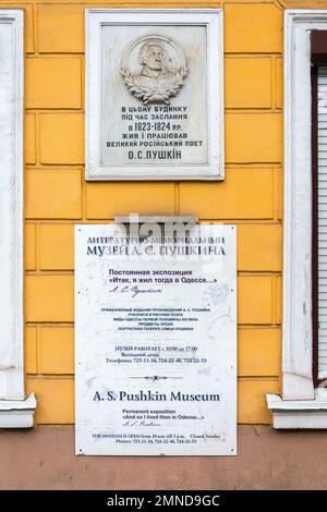 Odessa, Ukraine - 28. April 2019: Gedenkplakette auf einem Gebäude in Odessa, Ukraine. In diesem Gebäude lebte der berühmte russische Dichter A.S. Puschkin, mu Stockfoto