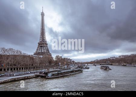 Blick auf die seine des Eiffelturms unter dramatischen Wolken. Stockfoto