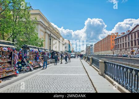 ST. PETERSBURG, RUSSLAND - 01. JUNI 2017: Souvenirstände am Griboedov Embankment in St. Petersburg, Russland Stockfoto