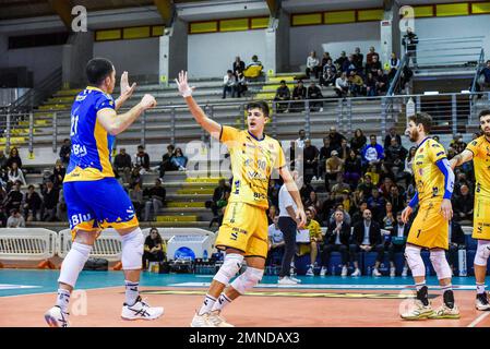 Palasport, Cisterna, Italien, 29. Januar 2023, Tommaso Rinaldi, Salvatore Rossini Exultation (Valsa Group Modena) während Top Volley Cisterna gegen Valsa Stockfoto